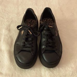 Black puma shoes